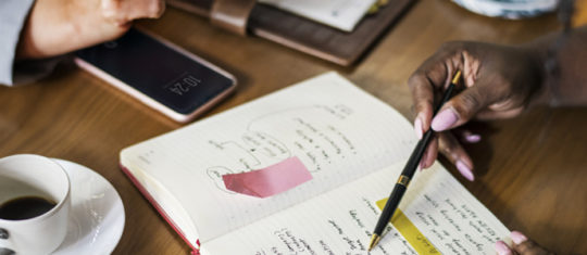 Image d'étudiants planifiant un projet